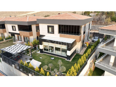 Oğuzeli körkün'de site içerisinde 5+2 satılık dubleks villa