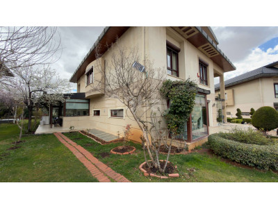 15 TEMMUZ'DA SİTE İÇERİSİNDE 7+1 SATILIK LÜKS VİLLA