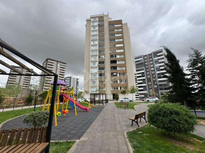 ONKOLOJİDE NEZİH SİTEDE BULUNAN SATILIK 2+1 DAİRE